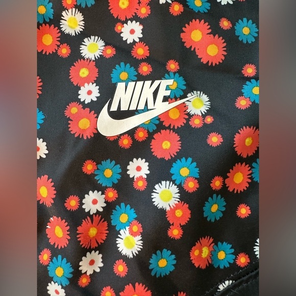 Nike Heritage Woven Floral lightweight Jacket. Size small. Like new condition - Picture 7 of 8